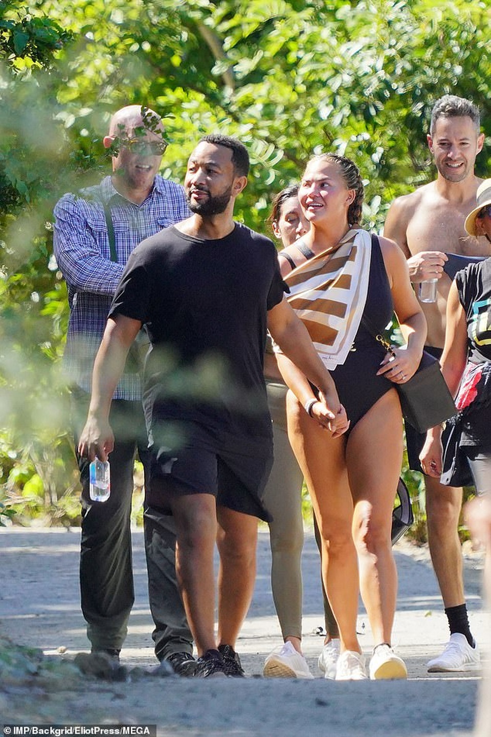 Siêu mẫu áo tắm Chrissy Teigen lộ dáng đẫy đà khi đi nghỉ giáng sinh - 4 Siêu mẫu áo tắm Chrissy Teigen lộ dáng đẫy đà khi đi nghỉ giáng sinh - 4
