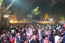 Người người rộn ràng xuống phố đón Giao thừa