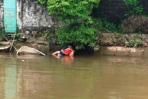 Xót xa cảnh cha ngồi bờ sông ôm thi thể con trai đuối nước