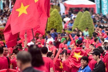 CĐV Việt Nam mang “chảo lửa Mỹ Đình” sang đất Thái