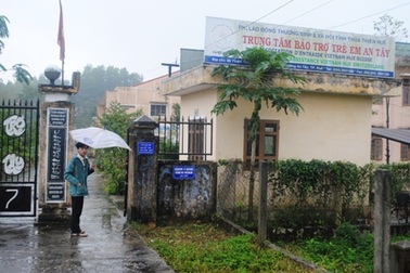 PGĐ Trung tâm bảo trợ trẻ em đánh, bắt trẻ dọn nhà vệ sinh 