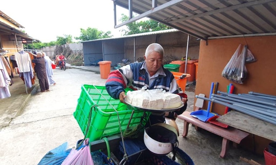 Người đàn ông ở Cần Thơ 15 năm làm shipper miễn phí cho các nhà chùa - 7