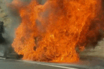 Thót tim khoảnh khắc cặp đôi được giải cứu khỏi chiếc xe bốc cháy ngùn ngụt