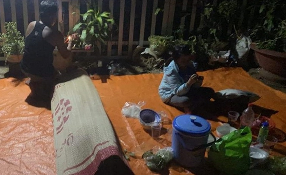 Lập bàn thờ, giả thi thể đặt trước nhà để đòi nợ - 3 Lập bàn thờ, giả thi thể đặt trước nhà để đòi nợ - 3