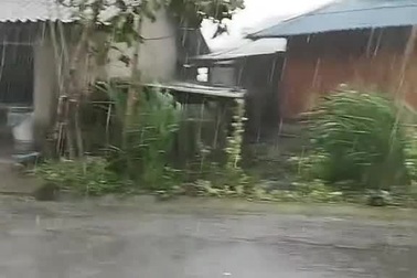 Khoảnh khắc cha ôm con chạy để tránh mưa bão ở Hà Giang gây xúc động