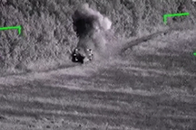 "Cá sấu" Ka-52 Nga phóng tên lửa, bắn nổ thiết giáp Ukraine