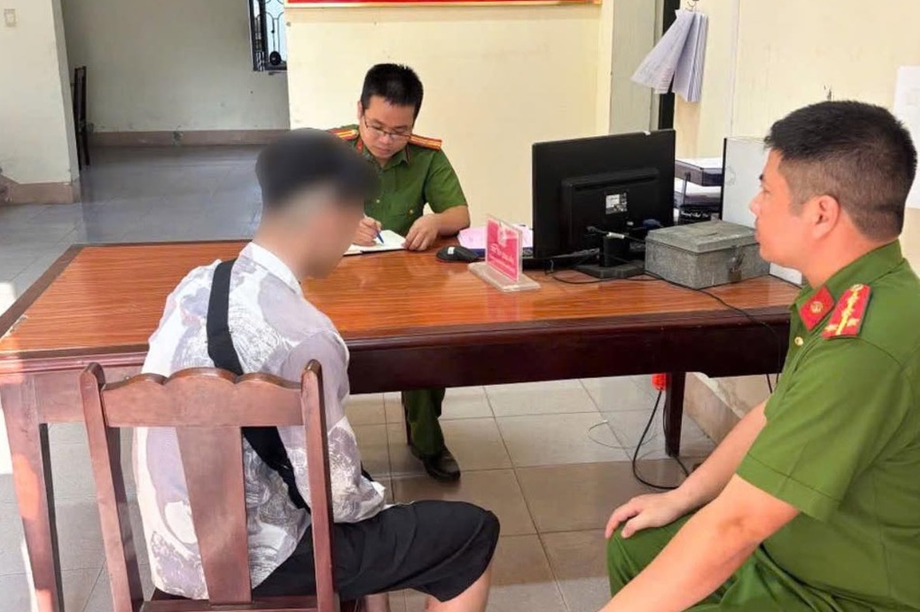 Cứu sống nam thanh niên bất ngờ bị ngã từ cầu Việt Trì xuống sông Lô - 1 Cứu sống nam thanh niên bất ngờ bị ngã từ cầu Việt Trì xuống sông Lô