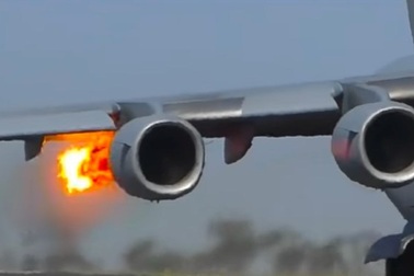 Động cơ "Ngựa thồ" C-17 của Mỹ bốc cháy ngùn ngụt do cuốn phải chim