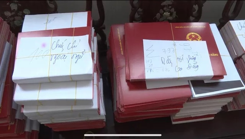 Bắt giam Phó hiệu trưởng nghi làm giả bằng tốt nghiệp THPT - 3 Bắt giam Phó hiệu trưởng nghi làm giả bằng tốt nghiệp THPT - 3