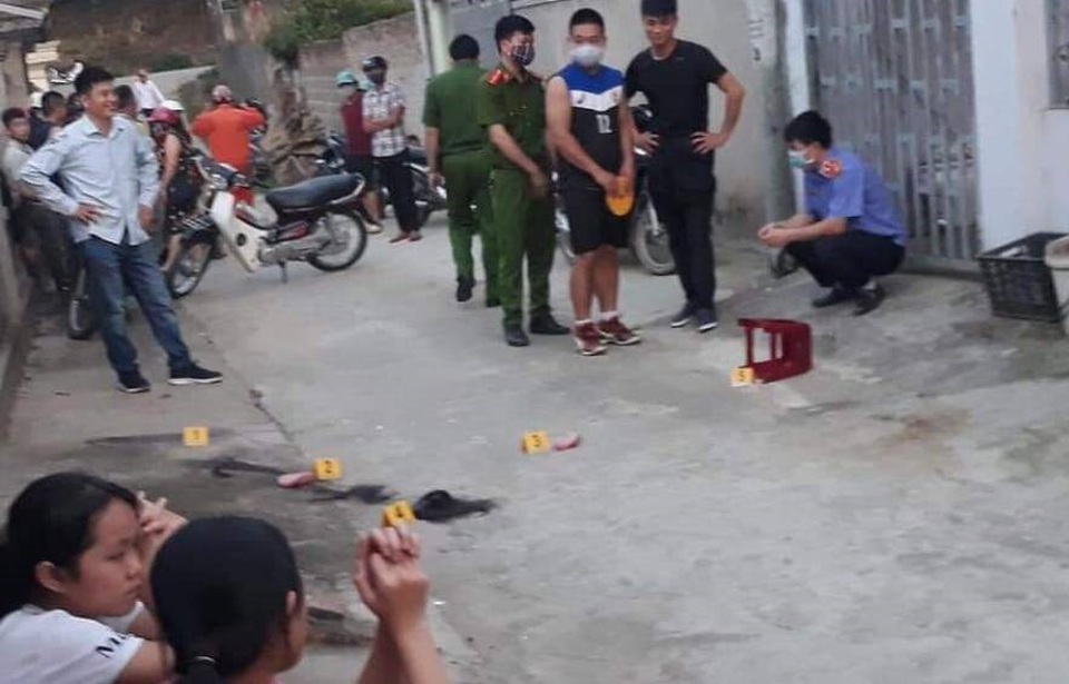 Bắt nghi can chém bố vợ và con nhỏ lẩn trốn trong nghĩa trang - 3 Bắt nghi can chém bố vợ và con nhỏ lẩn trốn trong nghĩa trang - 3