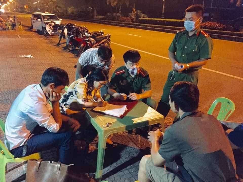 Chở nữ phóng viên mang bầu đi tác nghiệp phòng dịch, chồng bị hành hung - 2 Chở nữ phóng viên mang bầu đi tác nghiệp phòng dịch, chồng bị hành hung - 2