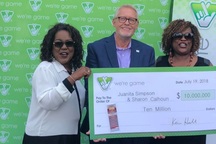 Đi thăm anh trai rồi tiện mua vé số, đôi bạn thân trúng ngay 230 tỷ đồng