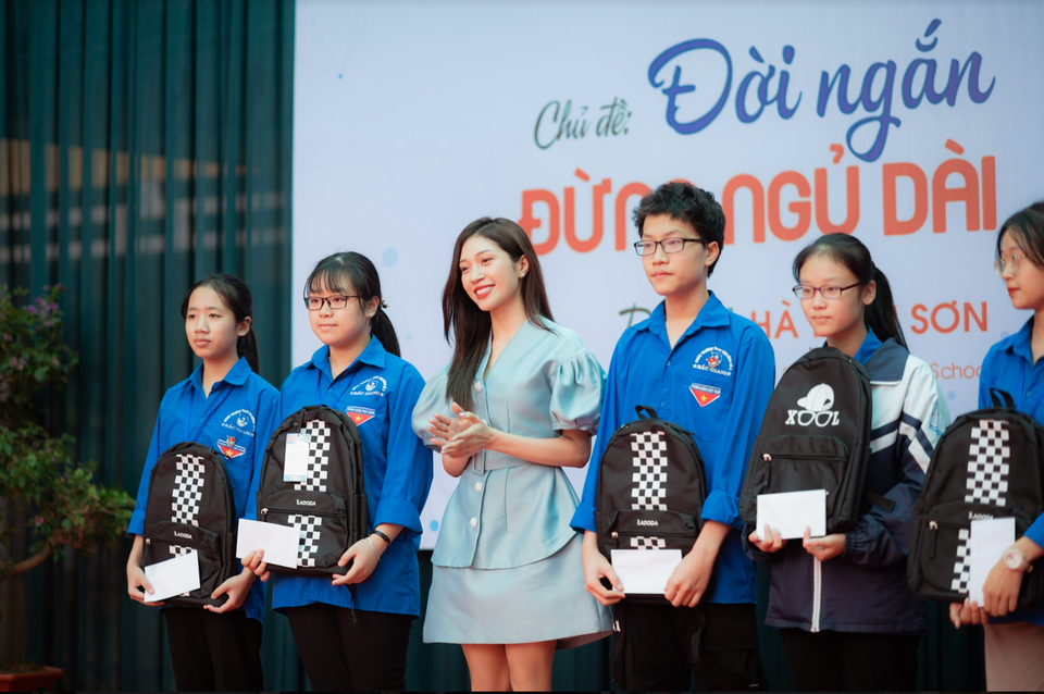 MC VTV Ngọc Anh tặng học bổng cho học sinh giỏi tại quê nhà - 2 MC VTV Ngọc Anh tặng học bổng cho học sinh giỏi tại quê nhà - 2