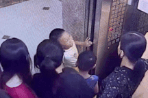 Người dân giải cứu bé trai Hà Nội bị kẹp tay vào khe cửa thang máy chung cư