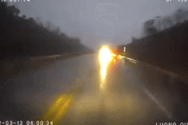 Rợn người tình huống xe container mất lái, lao thẳng vào xe ngược chiều