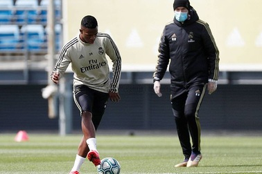 HLV Zidane đeo khẩu trang chỉ đạo cầu thủ Real Madrid