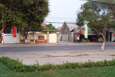 Khởi tố bị can trong vụ dắt con đi dạo bị đâm chết