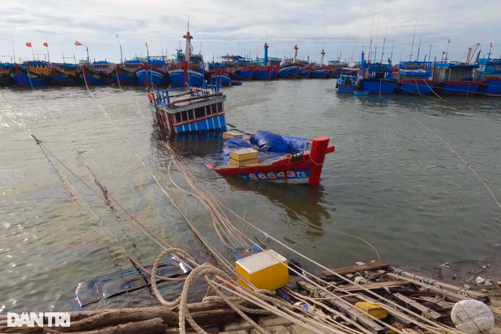 Bão Noru đánh đắm nhiều tàu thuyền ở đảo Lý Sơn - 1 Bão Noru đánh đắm nhiều tàu thuyền ở đảo Lý Sơn - 1