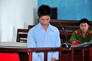 Cho 2 bé gái xem phim "đen" rồi giở trò đồi bại