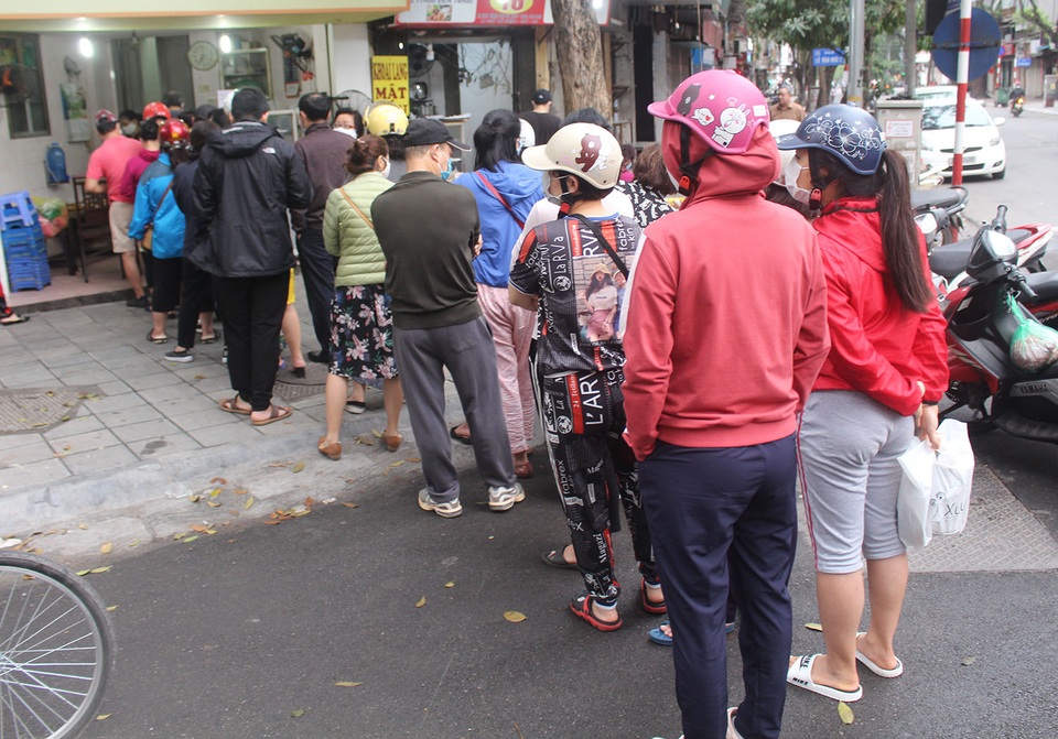 Người Hà Nội dậy từ 5 giờ sáng, bịt mặt, xếp hàng mua bánh trôi bánh chay - 12 Người Hà Nội dậy từ 5 giờ sáng, bịt mặt, xếp hàng mua bánh trôi bánh chay - 12