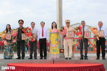 Tuyên dương những cảnh sát giao thông "4A" và bác sĩ ăn ngủ cùng Covid-19