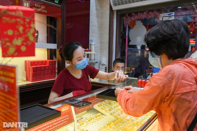 Người dân Hà Nội xếp hàng từ 3h sáng mua vàng ngày vía Thần Tài - 20
