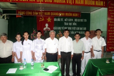 Trao 120 suất học bổng “Swing for the Kids 2011” tại Quảng Nam, Phú Yên