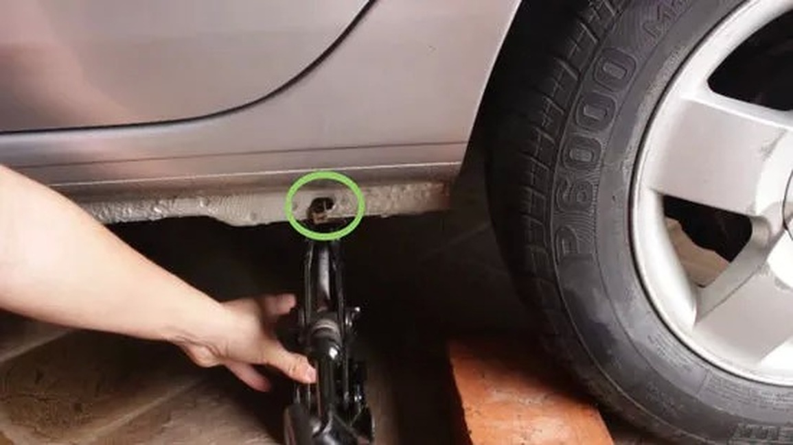 Garage đóng cửa dịp Tết, đây là các bước để tự thay lốp dự phòng khi cần - 2 Garage đóng cửa dịp Tết, đây là các bước để tự thay lốp dự phòng khi cần - 2