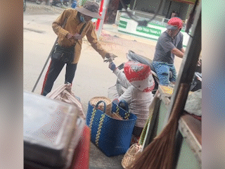 លោកតាអាយុ ៨៧ឆ្នាំ លក់ឆ្នោតបានលុយ ៩០ម៉ឺនដុង ដើម្បីជួយសង្គ្រោះកូនសត្វ - ១ Cụ ông 87 tuổi bán vé số vét túi được 900.000 đồng để giải cứu bầy chim sáo - 1