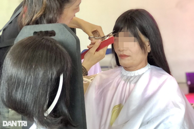 Chuyện những nữ chiến binh K rụng sạch tóc: "Đội tóc giả, ai cũng khen đẹp"