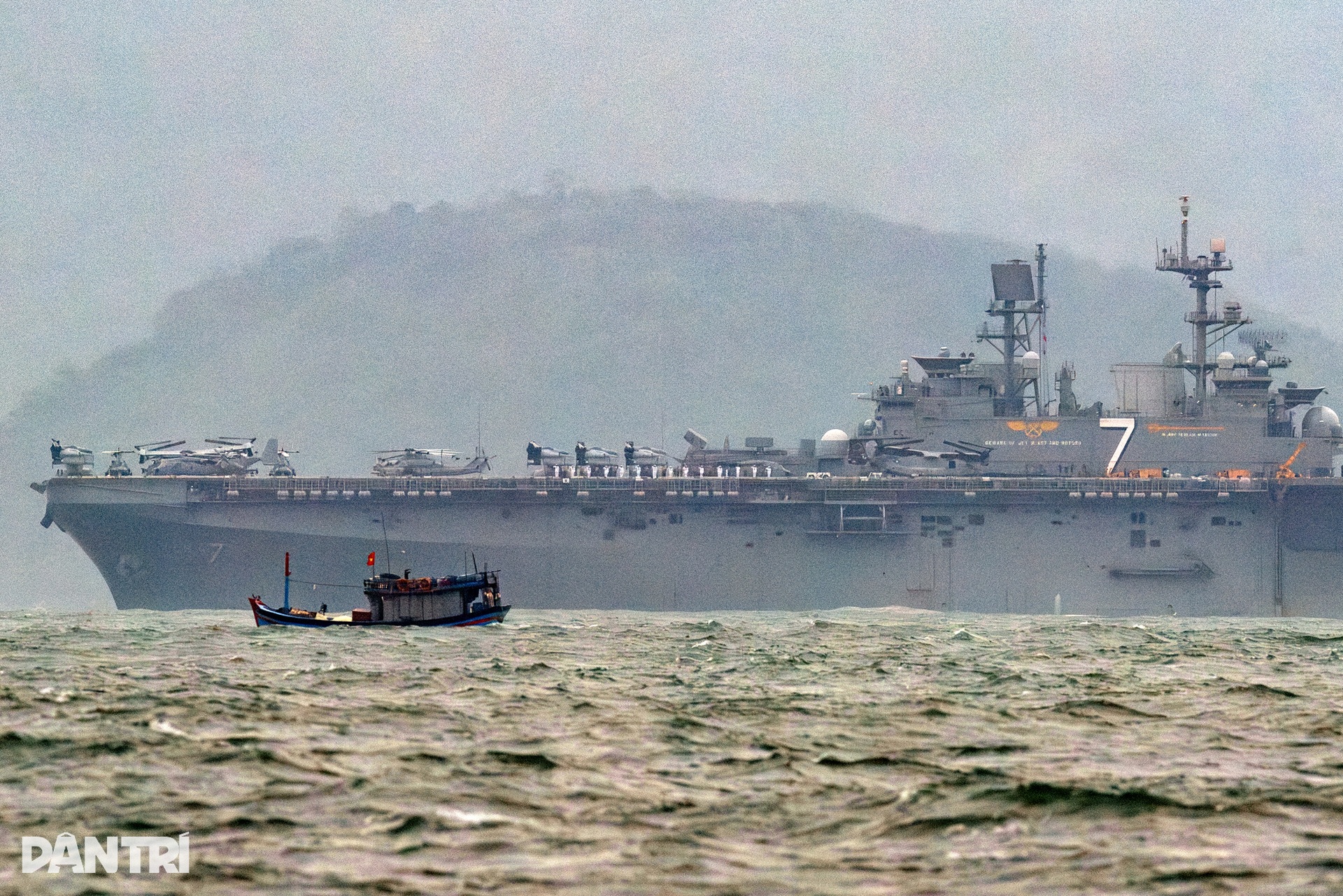 Ngắm siêu máy bay F-35B và dàn trực thăng trên tàu USS Tripoli thăm Đà Nẵng - 2 Ngắm siêu máy bay F-35B và dàn trực thăng trên tàu USS Tripoli thăm Đà Nẵng - 2