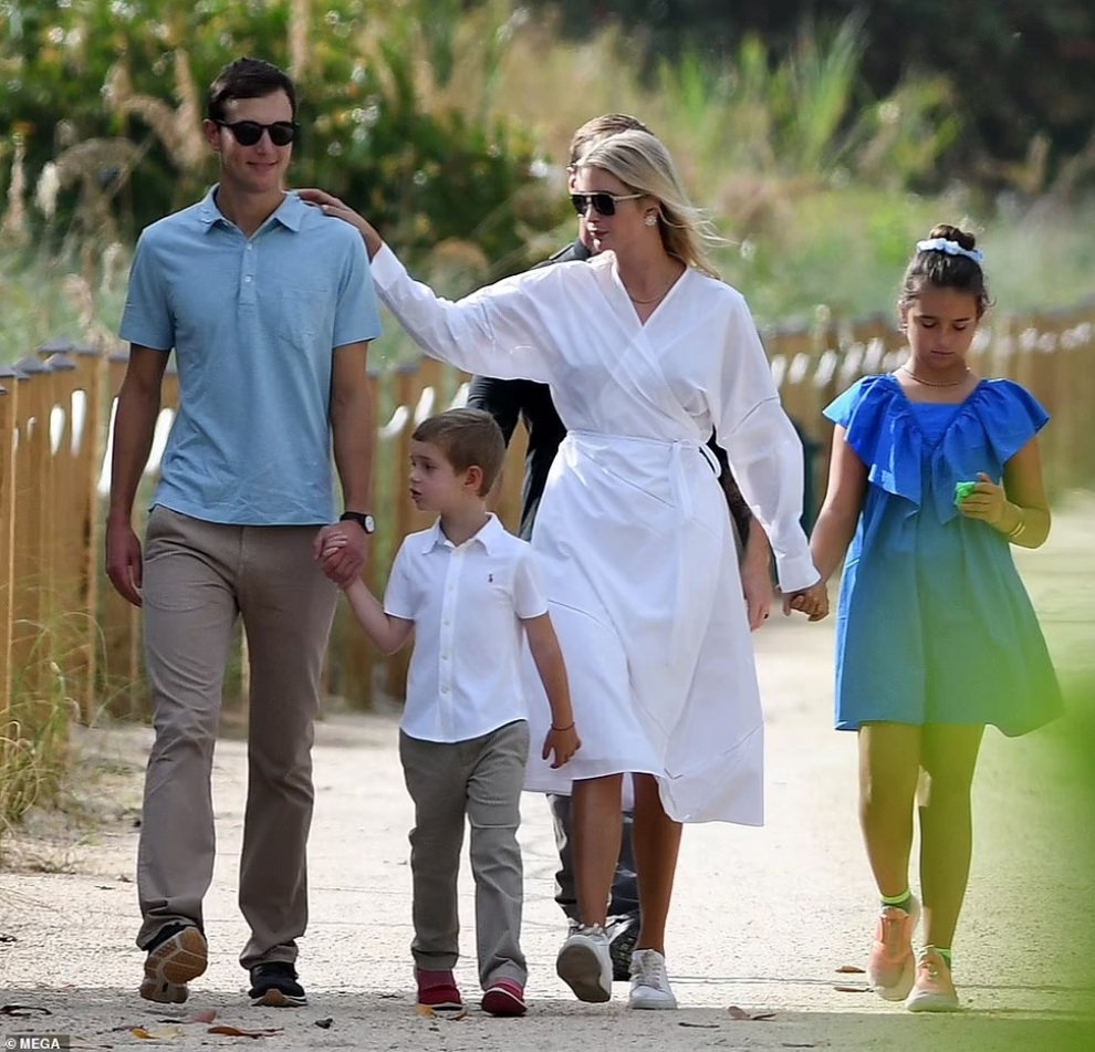 Ivanka Trump xuất hiện trang nhã với váy trắng - 3 Ivanka Trump xuất hiện trang nhã với váy trắng - 3
