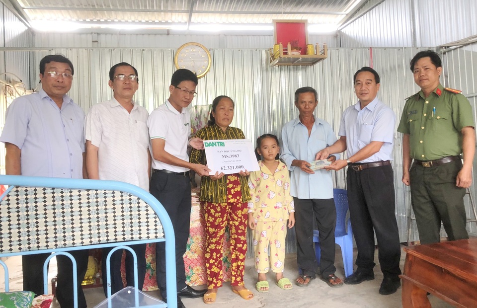 Bạn đọc giúp đỡ hơn 65 triệu đồng 2 bé ngóng cha kiếm tiền về thắp hương mẹ - 1 Bạn đọc giúp đỡ hơn 65 triệu đồng 2 bé ngóng cha kiếm tiền về thắp hương mẹ - 1