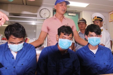 3 ngư dân sống sót kỳ diệu sau 48 giờ trôi dạt trên biển đã về bờ an toàn