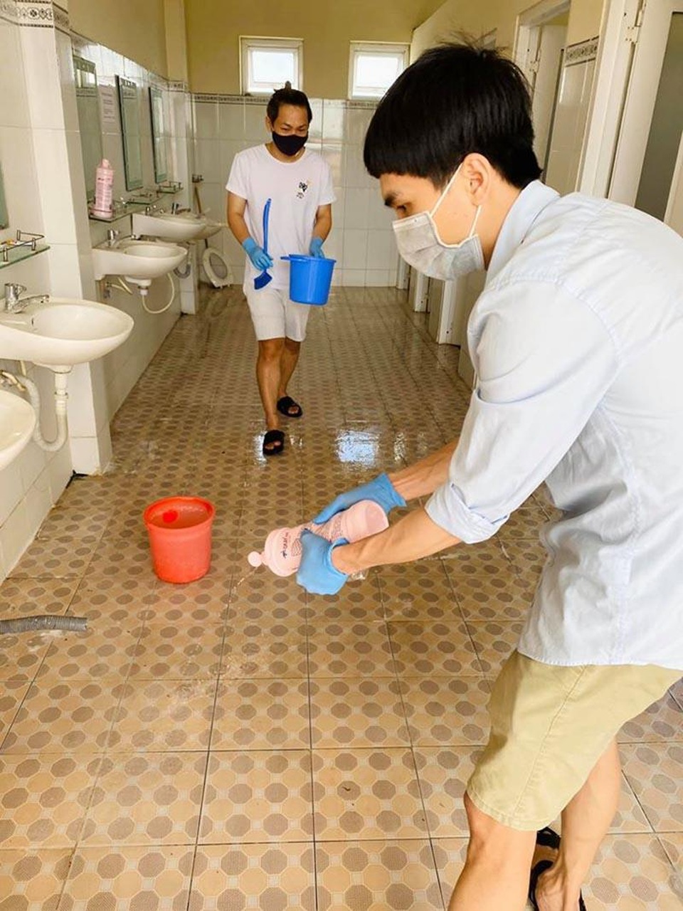 Du học sinh rủ nhau phụ giúp dọn nhà vệ sinh chung của khu cách ly - 6 Du học sinh rủ nhau phụ giúp dọn nhà vệ sinh chung của khu cách ly - 6