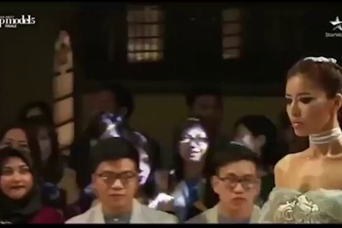 Minh Tú catwalk với phong thái quyền lực.