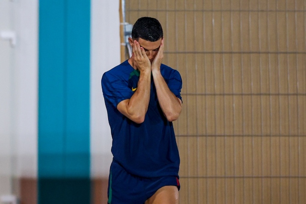 Hình ảnh tiều tụy, mệt mỏi của C.Ronaldo khiến người hâm mộ xót xa - 2 Hình ảnh tiều tụy, mệt mỏi của C.Ronaldo khiến người hâm mộ xót xa - 2