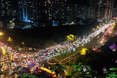 Đường phố Hà Nội ùn tắc kéo dài hàng cây số sau cơn mưa lớn chiều tan tầm