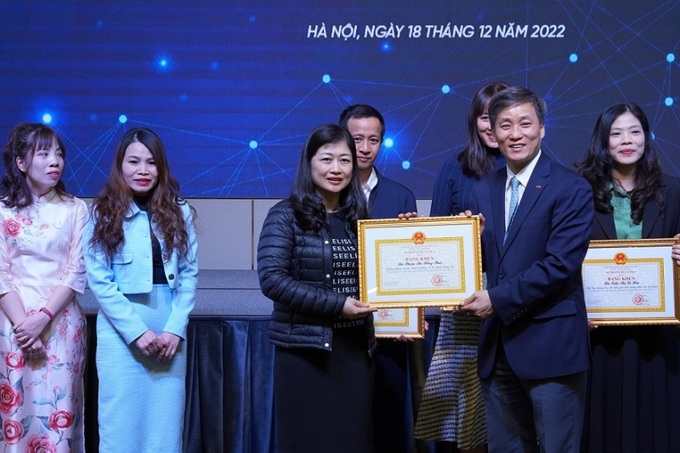 Lãnh đạo Bộ Tư pháp trao bằng khen cho các tập thể, cá nhân.