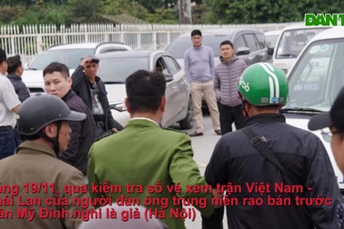 Người đàn ông bán "vé lạ" trận Việt Nam - Thái Lan bị đưa về đồn công an