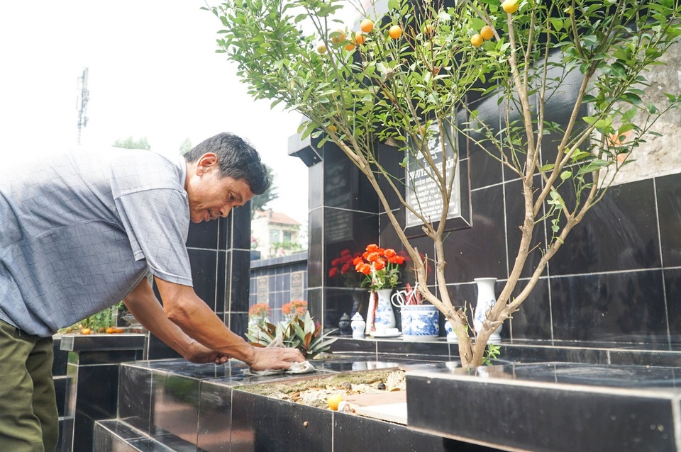 Nhiều người dân đi tảo mộ dịp Tết Thanh minh - 6 Nhiều người dân đi tảo mộ dịp Tết Thanh minh - 6