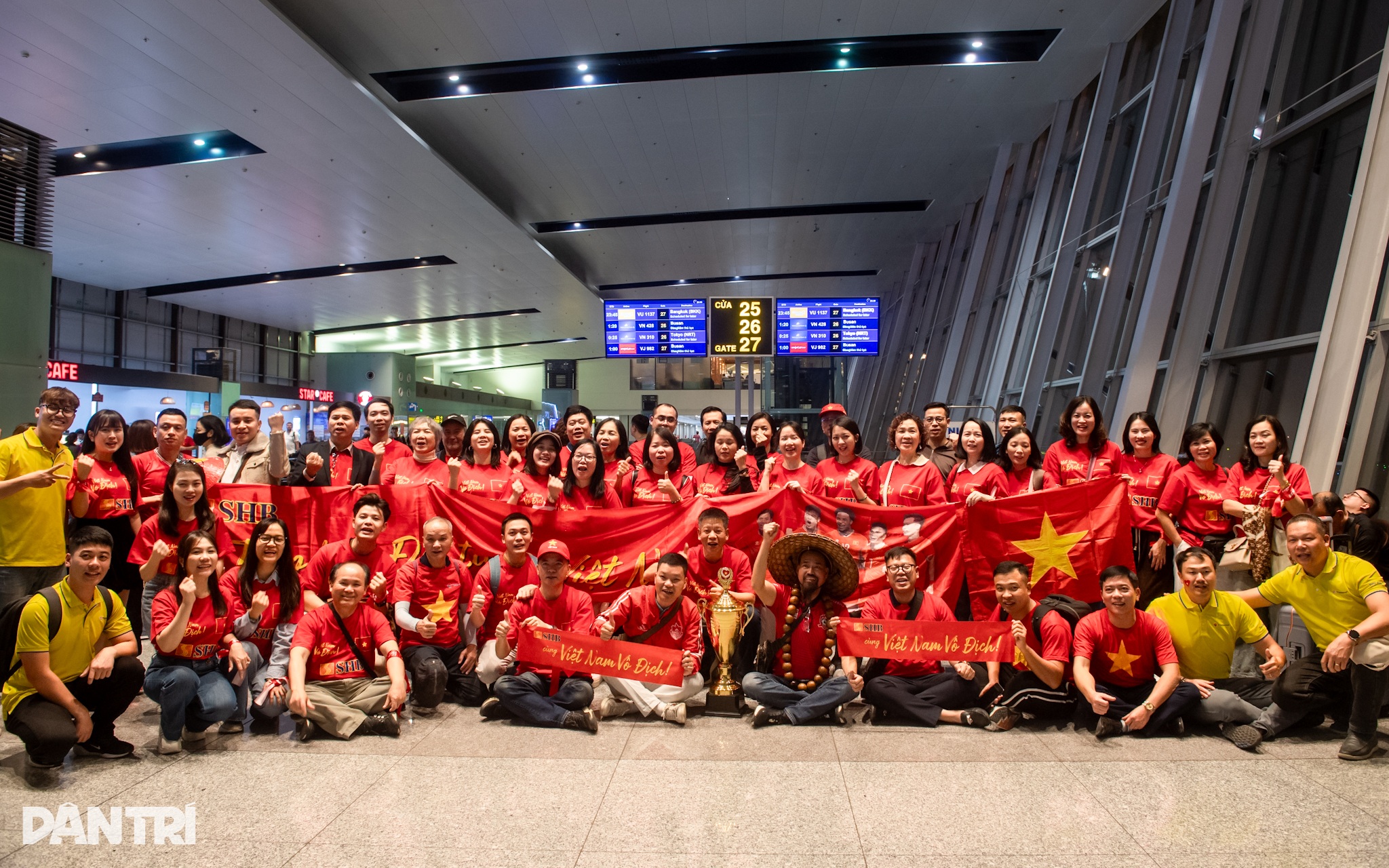 Hàng trăm cổ động viên bay sang Thái Lan tiếp lửa đội tuyển Việt Nam - 8 Hàng trăm cổ động viên bay sang Thái Lan tiếp lửa đội tuyển Việt Nam - 8