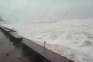 Sóng gió rất mạnh ở Thiên Cầm sáng 15/9