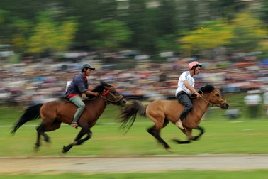 Những “kỵ sỹ chân đất” vùng cao đua tài 