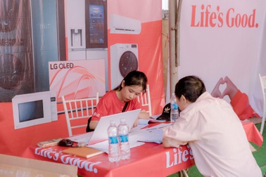 LG tiếp nhận sửa chữa hơn 2.000 thiết bị hư hại sau mưa lũ tại miền Trung