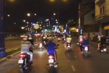 Đạo diễn  bộ phim "Kong: Skull Island" - Jordan Vogt-Roberts chia sẻ clip đi chơi cùng Ngô Thanh Vân bằng xe máy.