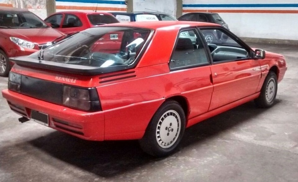 Bộ sưu tập xe đáng nể của huyền thoại bóng đá Maradona - 6