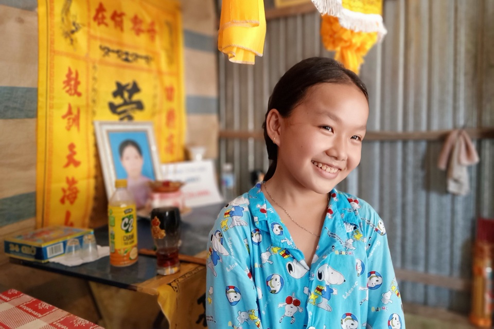Bạn đọc Dân trí giúp đỡ bé gái sống cùng bà ngoại lưng gù 170 triệu đồng - 1 Bạn đọc Dân trí giúp đỡ bé gái sống cùng bà ngoại lưng gù 170 triệu đồng - 1