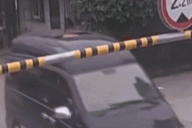 Clip "tai nạn nguy hiểm vì trẻ em thò đầu ra cửa sổ trời" nổi bật tuần qua