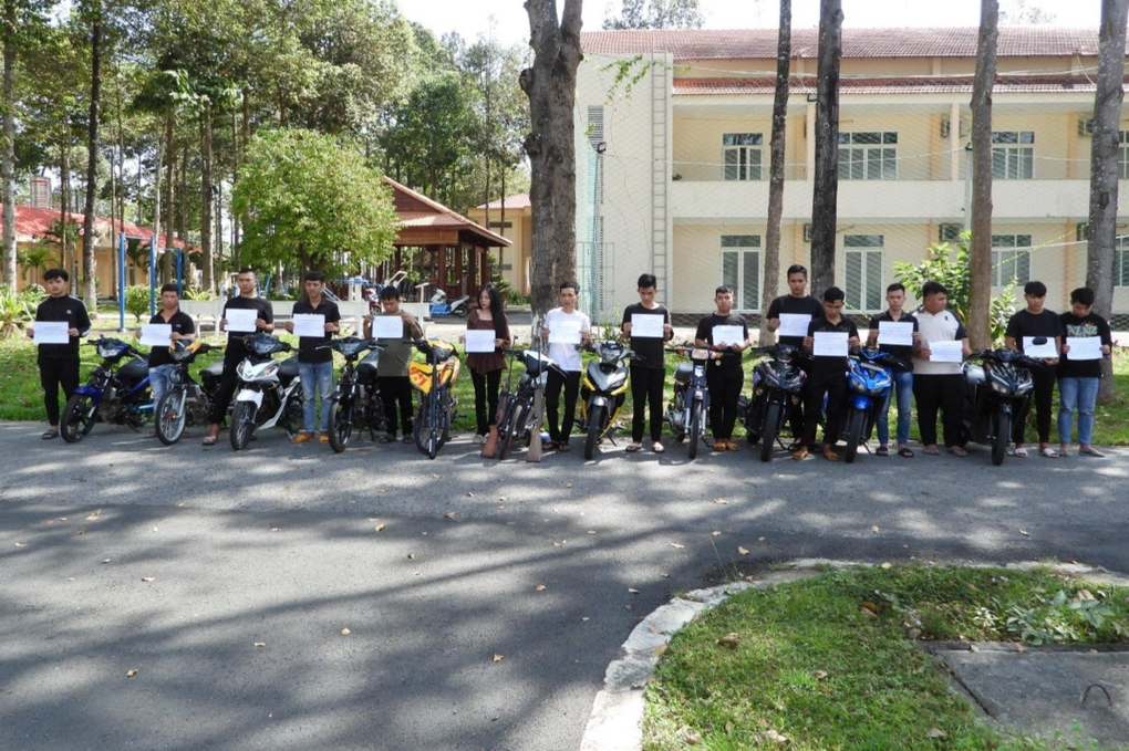 Thu giữ 3 khẩu súng bắn đạn chì của nhóm 15 người đua xe trái phép - 1 Thu giữ 3 khẩu súng bắn đạn chì của nhóm 15 người đua xe trái phép - 1